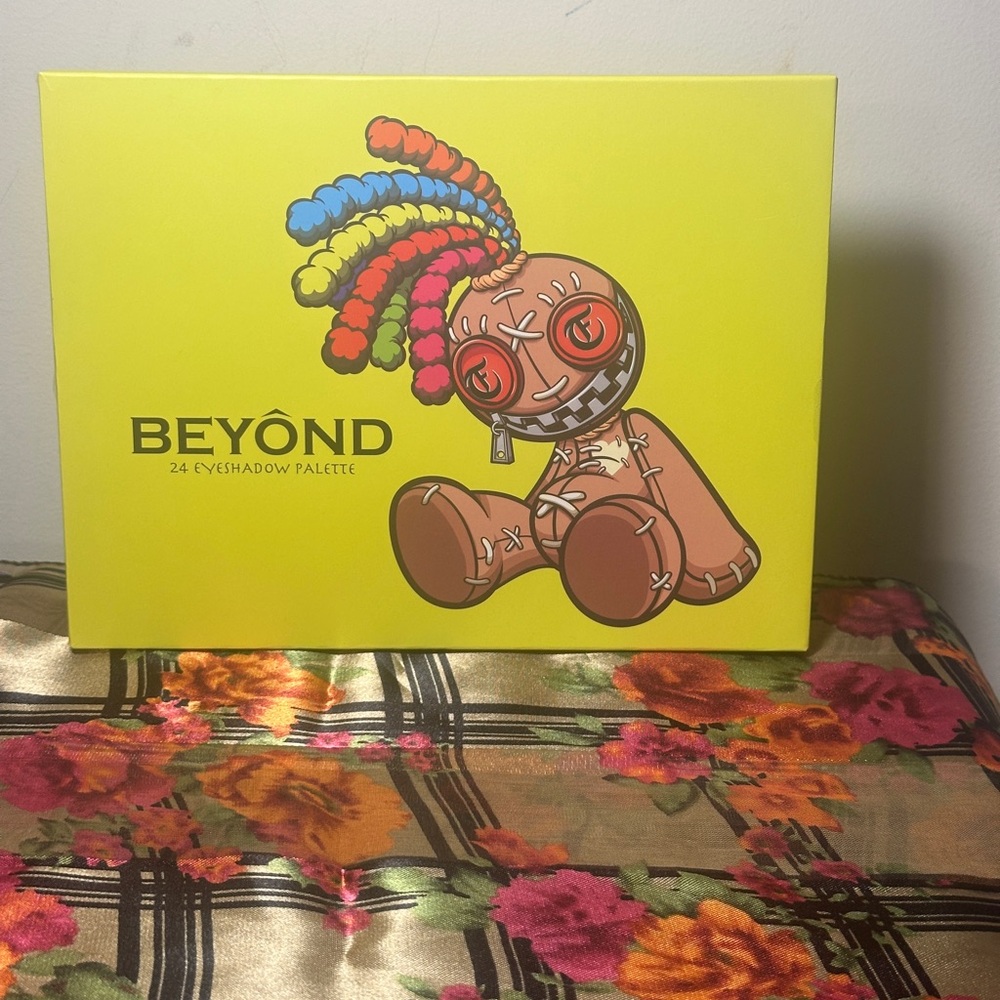 NIB - Beyond eyeshadow palette. - Picture 4 of 5